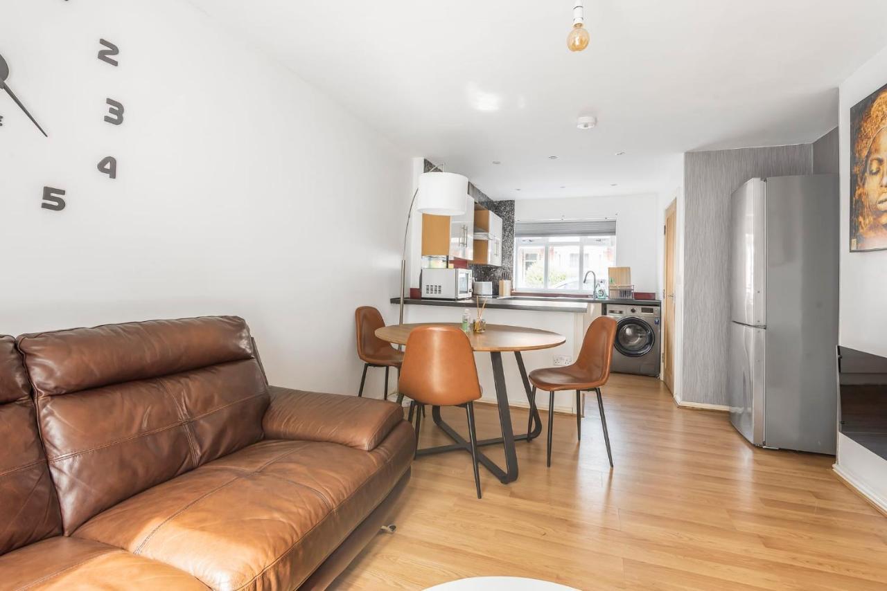 Apartamento Entire - Cosy 3 Bedroom House, Close To Levenshulme Station, 13 Mins To Centre Manchester
