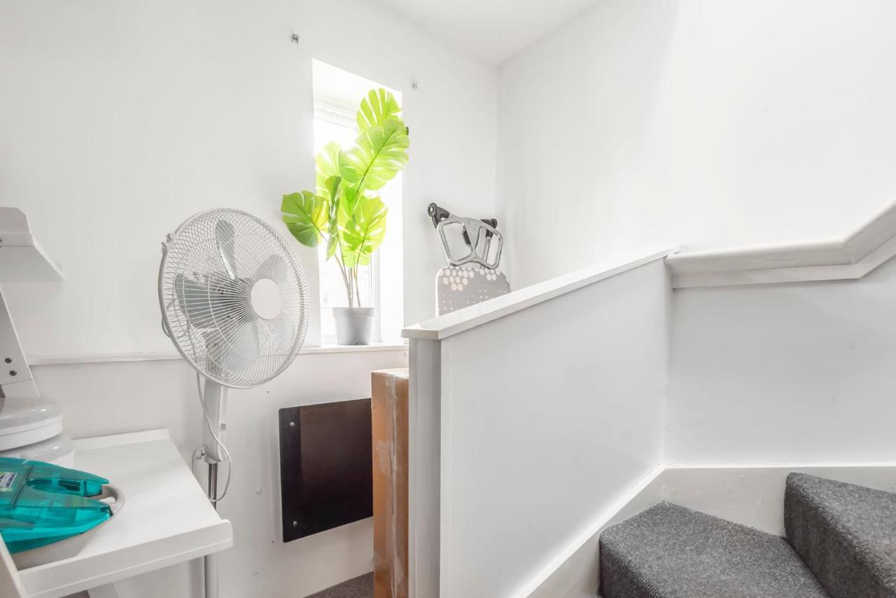Apartamento Entire - Cosy 3 Bedroom House, Close To Levenshulme Station, 13 Mins To Centre Manchester