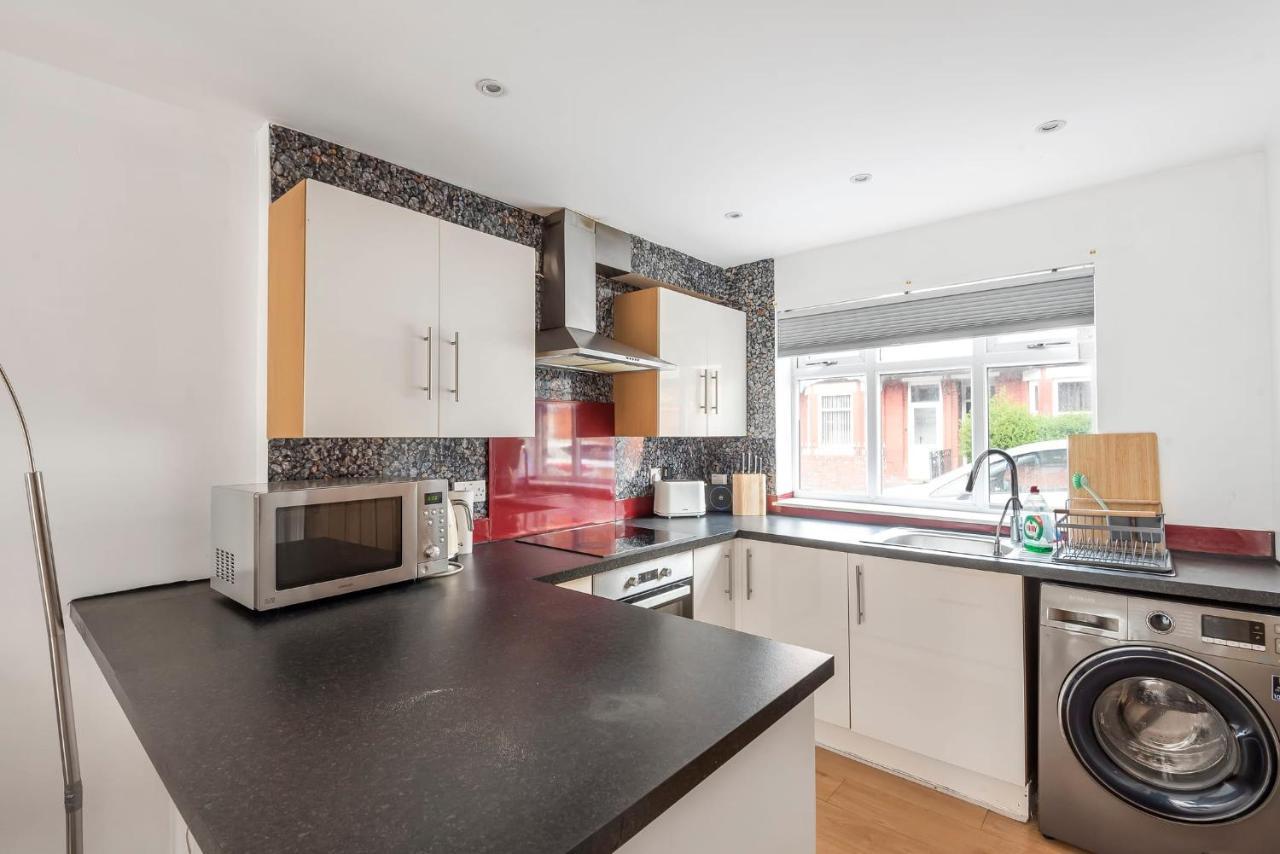 Apartamento Entire - Cosy 3 Bedroom House, Close To Levenshulme Station, 13 Mins To Centre Manchester