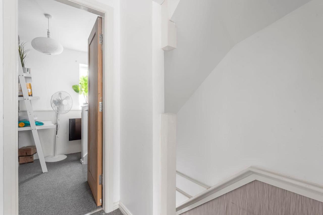 Entire - Cosy 3 Bedroom House, Close To Levenshulme Station, 13 Mins To Centre * Manchester